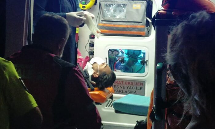 Otomobilin çarptığı motosikletli kurye yaralandı