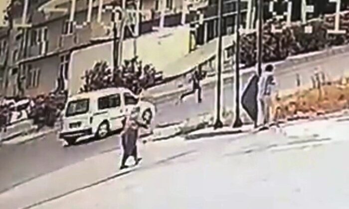 Otomobilin çarptığı yaya hayatını kaybetti: Kaza anı kamerada