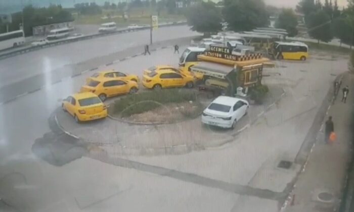 Otomobilin durağa daldığı anlar kamerada….