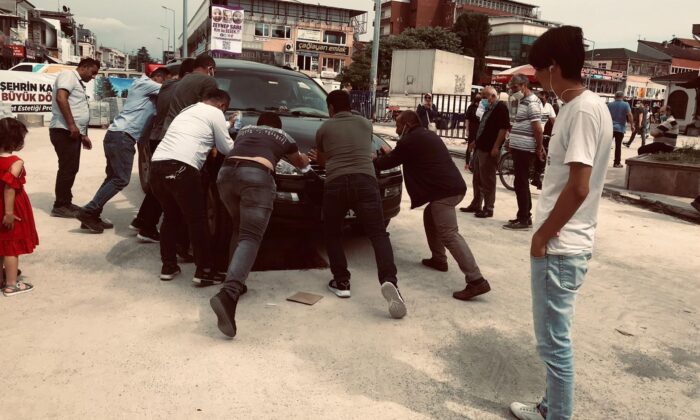 Otomobilin tekerleği çukura düştü vatandaşlar seferber oldu