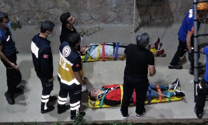 Otomobille çarpışan araç dereye uçtu: 4 yaralı