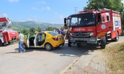 Otomobille çarpışan taksideki yaralıyı itfaiye ekipleri kurtardı
