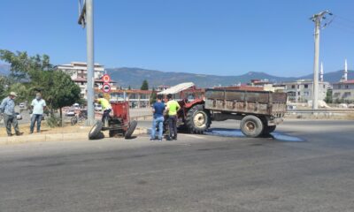 Otomobille çarpışan traktör ikiye bölündü: 4 yaralı