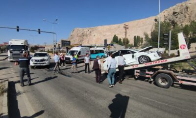 Otomobille kamyonet çarpıştı: 2 yaralı