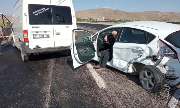 Otomobille minibüs çarpıştı: 2 yaralı