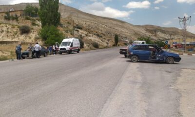 Otomobiller çarpıştı: 1 ağır yaralı