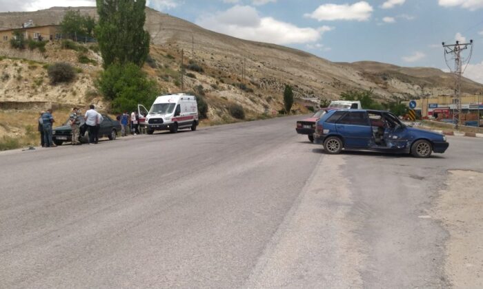 Otomobiller çarpıştı: 1 ağır yaralı