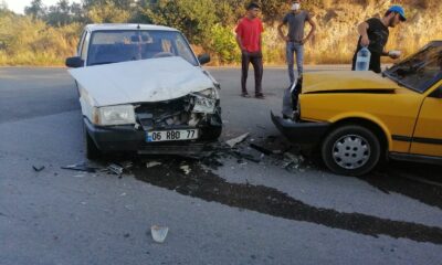 Otomobiller kafa kafaya çarpıştı: 2 yaralı