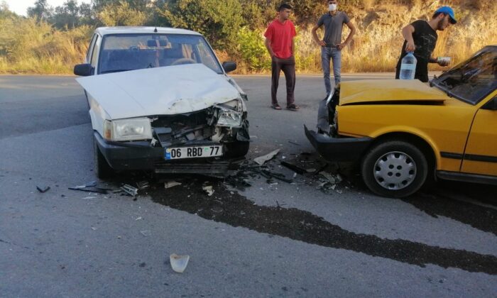 Otomobiller kafa kafaya çarpıştı: 2 yaralı
