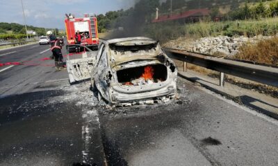 Otoyolda yanan araç hurdaya döndü