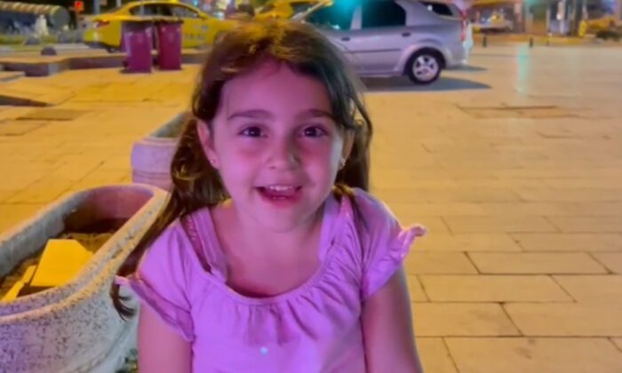 (Özei) Eyüpsultan’da küçük kızın kedi kurtarma telaşı