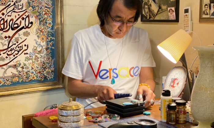 (Özel) Afganistanlı usta el, hat sanatını değerli taşlara işliyor