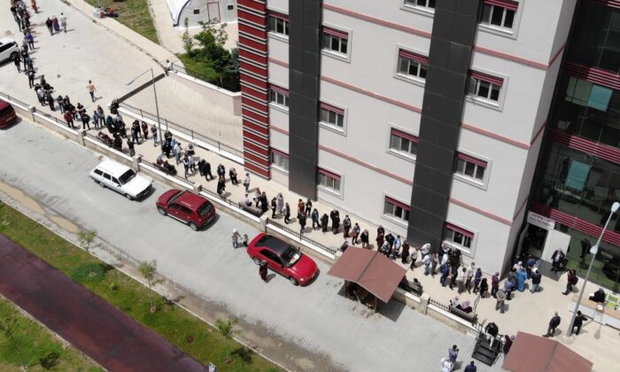 (Özel) Afyonkarahisar’da aşı kuyruğu havadan görüntülendi