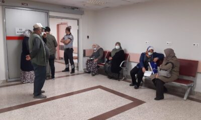 (Özel) Afyonkarahisar’da aşı merkezlerinde uzun kuyruklar oluştu