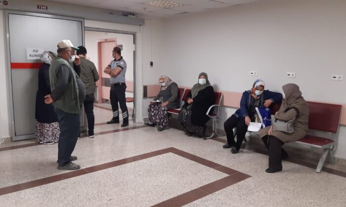 (Özel) Afyonkarahisar’da aşı merkezlerinde uzun kuyruklar oluştu