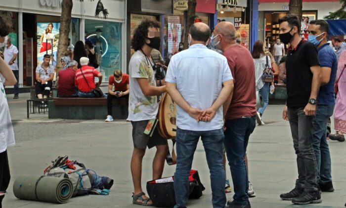 (Özel) Antalya’da sivil zabıtalardan dilenci ve seyyar satıcı operasyonu