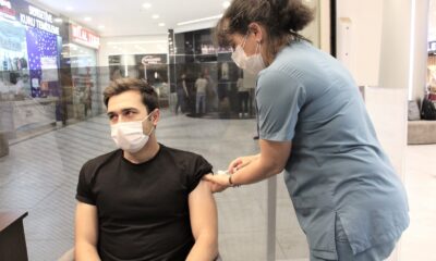 (Özel) Arkadaşı ile alışverişe gitmişti, AVM’de annesinin elinden Covid-19 aşısını oldu