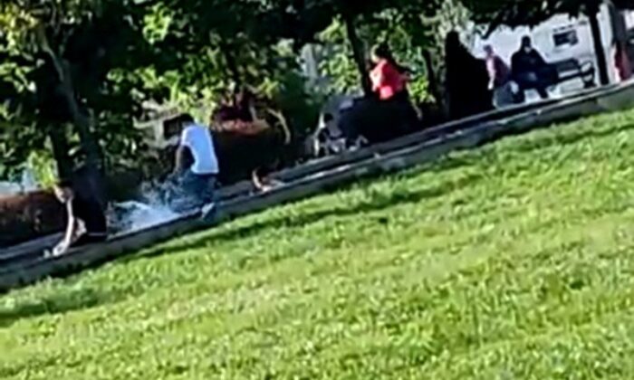 (Özel) Arnavutköy’de çocukların tehlikeli süs havuzu eğlencesi kamerada