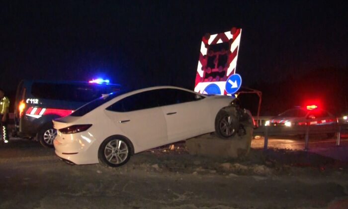 (Özel) Arnavutköy’de kontrolden çıkan otomobil ok gibi bariyerlere saplandı