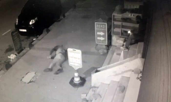 (ÖZEL) Arnavutköy’de merdivenden düşen adam ağır yaralandı