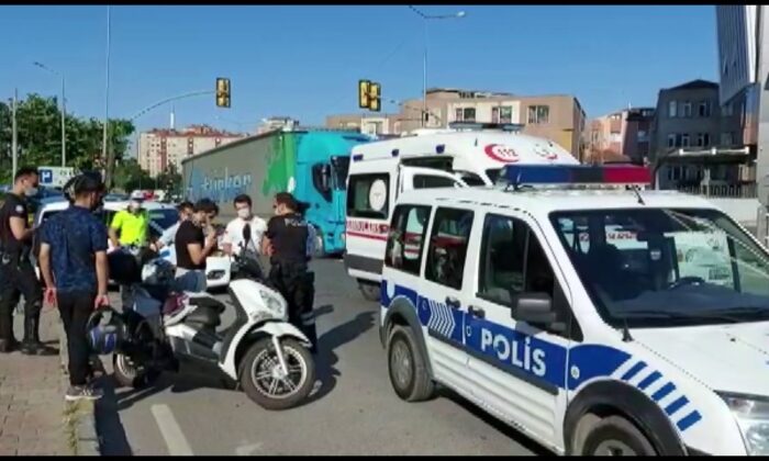 (ÖZEL)-Ataşehir’de ticari taksi motosiklete çarptı 1 kişi yaralandı