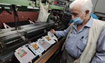 (Özel) Baba oğul milyonlarca insanın kirini temizliyor