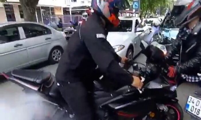 (Özel) Bağdat Caddesinde düğün konvoyunun önünü kesen motosikletliler pes dedirtti