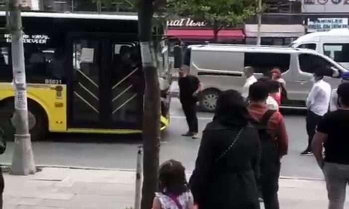 (Özel) Belediye otobüsü yolcuları almadı, vatandaşlar otobüsün önünü kesti
