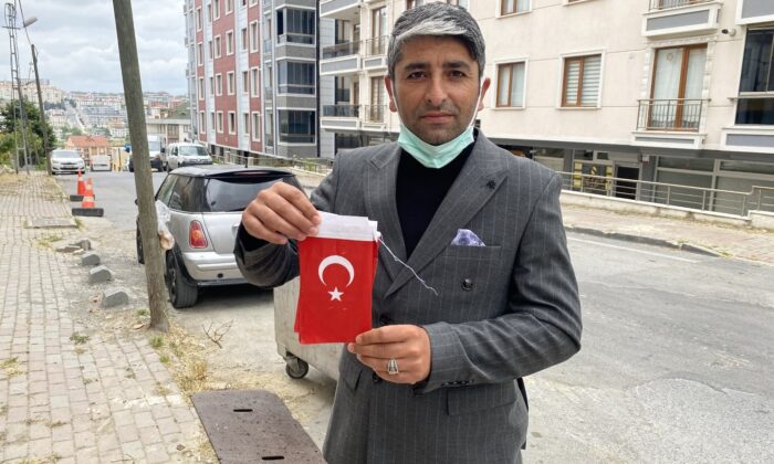 (Özel) Beylikdüzü’nde vatandaşın duygulandıran Türk bayrağı hassasiyeti