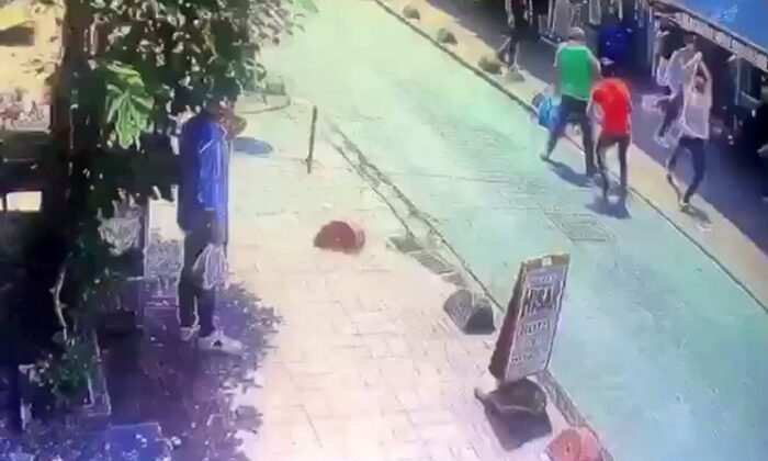 (ÖZEL) Beyoğlu’nda esnafın meydan kavgası kamerada