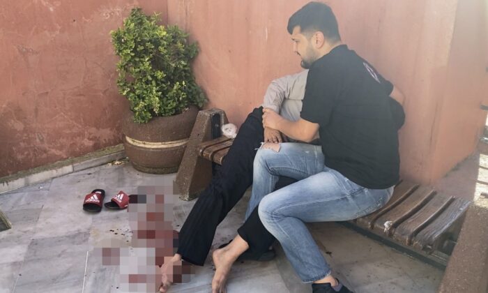 (Özel) Beyoğlu’nda nefes kesen müdahale: Polis canını hiçe sayıp hayat kurtardı