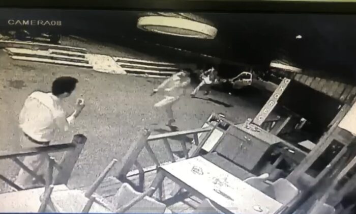 (Özel) Beyoğlu’nda silahlı “yan baktın” kavgası kamerada