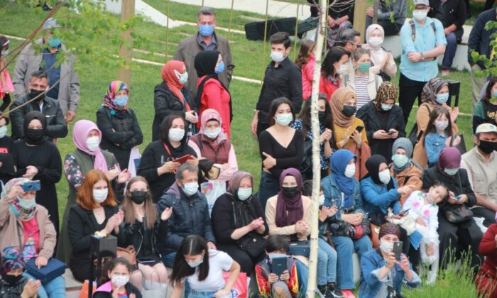 (ÖZEL) Bilecik’te koronavirüsle omuz omuza dans edildi