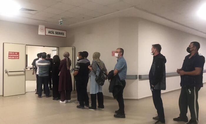 (ÖZEL) Bilecik’te metrelerce aşı kuyruğu oluştu