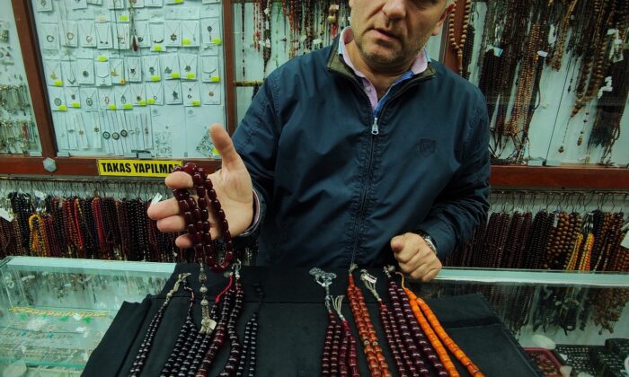 (Özel) Bir asırlık tespihler 25 bin liraya alıcı buluyor