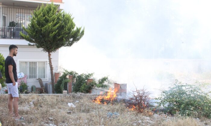 (Özel) Boş arazide yangın paniğe sebep oldu