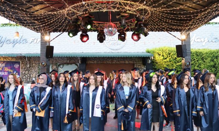 Özel Buca Radikal Anadolu Lisesinde mezuniyet heyecanı