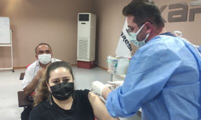 (Özel) Bursa’da üretim durmuyor, sağlık görevlileri çalışanları işyerinde aşılıyor