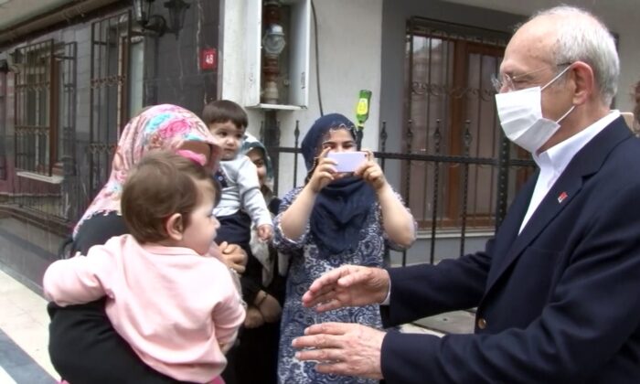 (Özel) CHP Lideri Kılıçdaroğlu gölette boğulan çocuğun ailesini ziyaret etti