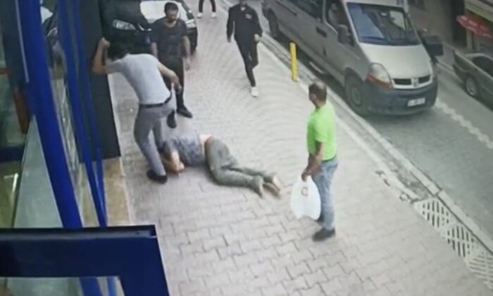 (Özel) Çocuklardan para istedi, feci şekilde dayak yedi