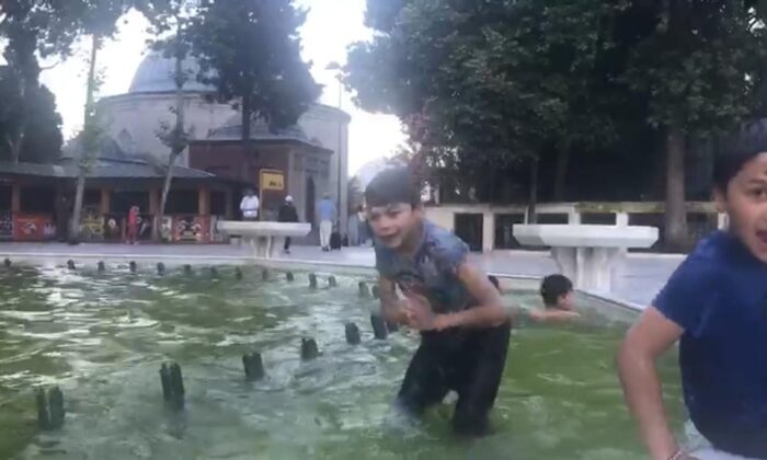 (Özel) Çocukların süs havuzunda tehlikeli eğlencesi kamerada