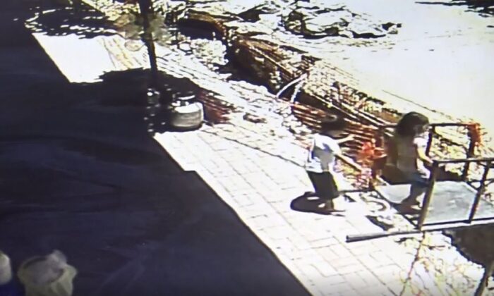 (Özel) Çukura düşen çocuğun yardımına üniversiteli genç yetişti