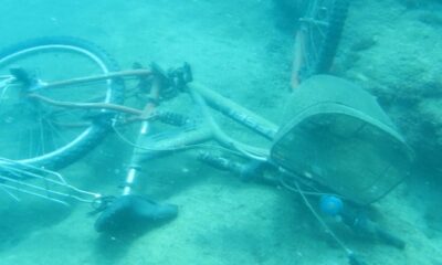 (Özel) Denizin dibinde bisiklet, akü, araba lastiği, şişeler, halı, tencere, çit teli bulundu