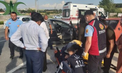 (ÖZEL) Düğün dönüş yolunda trafik kazası yaptılar, 2 yaralı