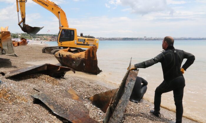 (Özel) Dünyaca ünlü plajdaki 83 yıllık batık gemi karaya çıkarıldı