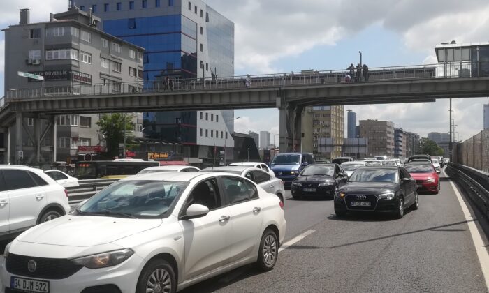 (Özel) E-5 Karayolu’nda feci kaza: Nişanlı çift dehşeti yaşadı