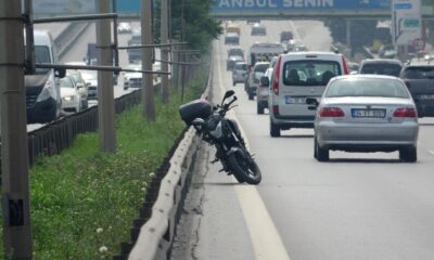 (Özel) E-5 Kartal’da yolun karşısına geçmeye çalışan yayaya motosikletin çarptığı anlar kamerada