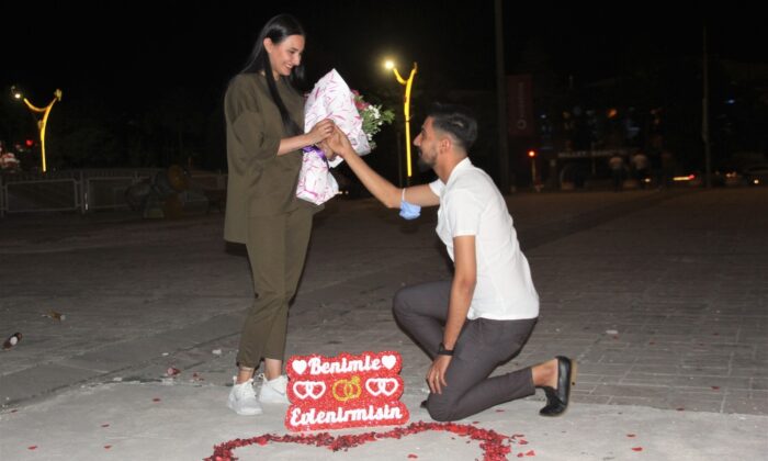 (Özel) Erzincan’da genç adamdan kız arkadaşına meydanda sürpriz evlilik teklifi