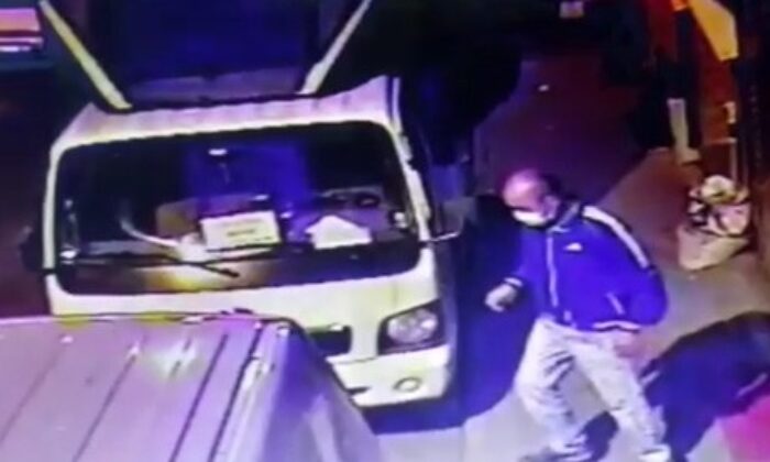 (ÖZEL) Esenler’de apartmandan 30 çift ayakkabı çalan hırsız kamerada