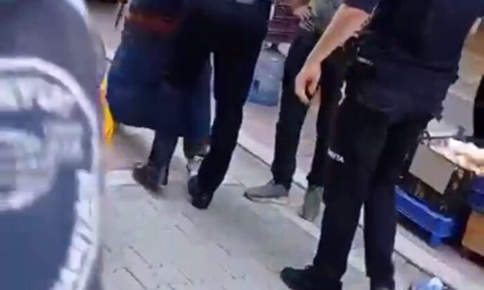 (Özel) Esenyurt’ta seyyar satıcı zabıtaya bıçak çekti